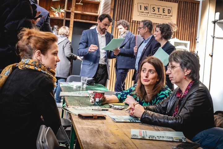 Neuf maires écologistes venus de Poitiers, Besançon, Strasbourg, Grenoble... se sont réunis le 5 avril pour défendre leur bilan. - © Moran Kerinec / Reporterre